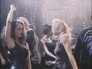 Buffy y Faith en ese baile que se marcan antes de que se desmelenen y... maten a alguien.